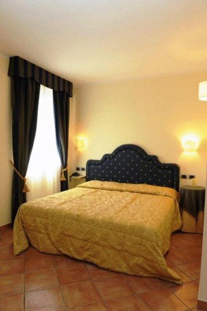 Hotel Urbano V Montefiascone Δωμάτιο φωτογραφία