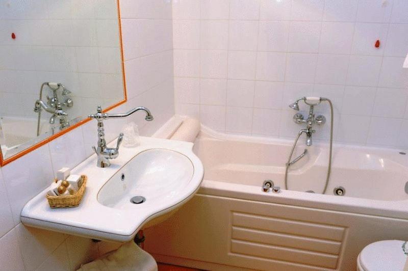 Hotel Urbano V Montefiascone Δωμάτιο φωτογραφία